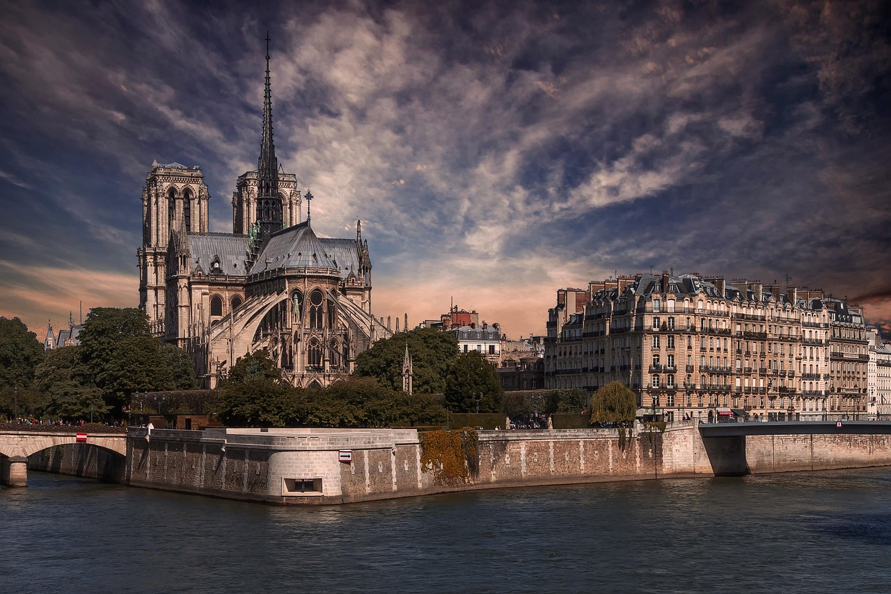 Basilique Notre-Dame view from the Seine River