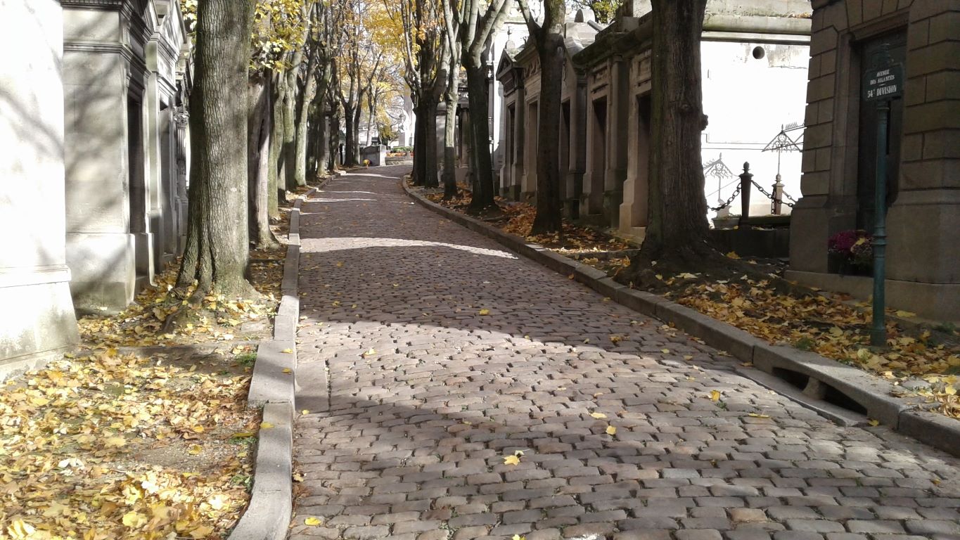 Père-Lachaise Cemetery pathway