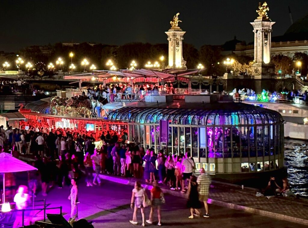 Floating bar Rosa Bonheur sur Seine Paris