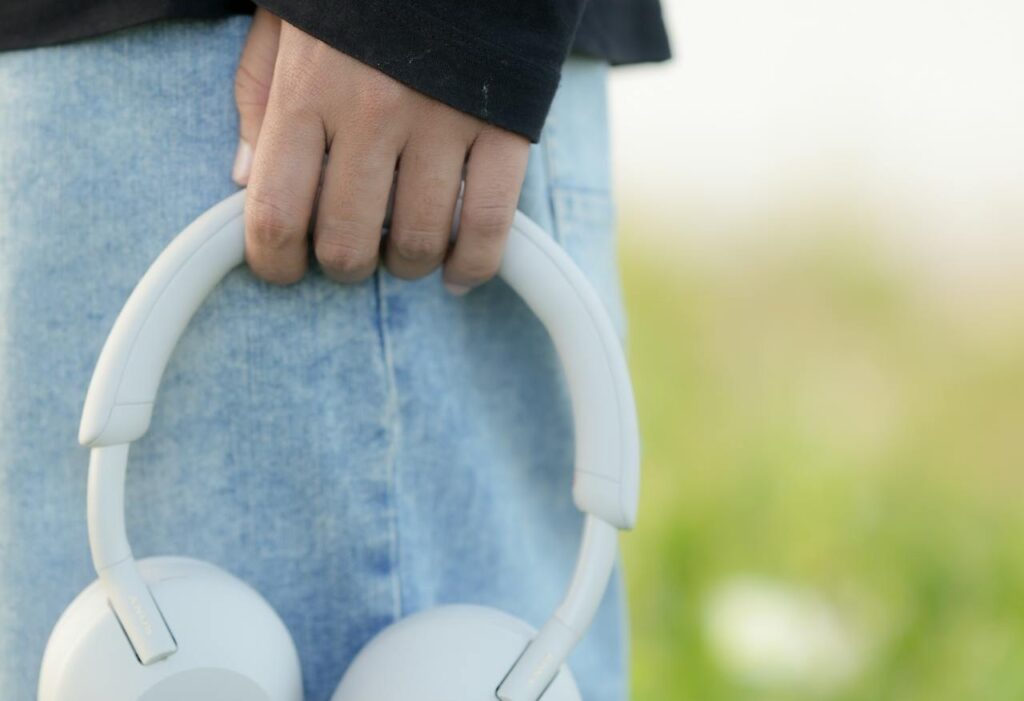 Noise-cancelling headphones for travel and remote work